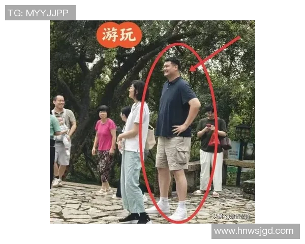 姚明街头偶遇瞬间曝光与粉丝互动温馨场景引发热议