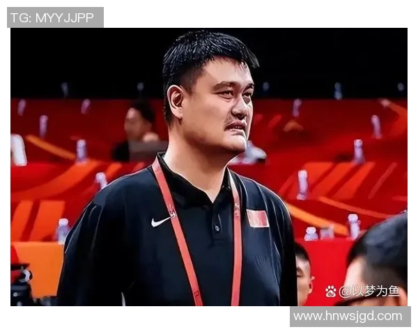 姚明站起鼓掌瞬间引发全场热烈反响,见证篮球传奇的荣耀时刻 姚明站起鼓掌瞬间引发全场热烈反响,见证篮球传奇的荣耀时刻