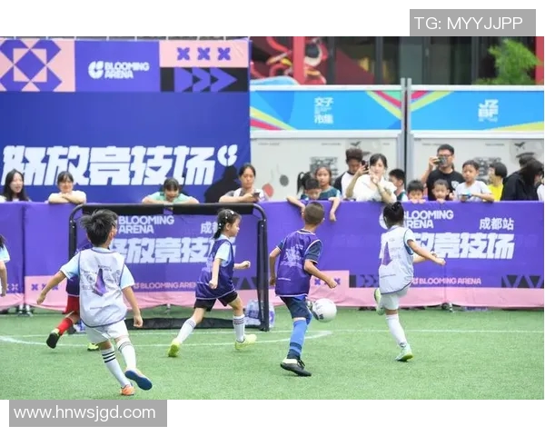 足球明星在街头被粉丝认出瞬间引发热烈围观和欢呼声 足球明星在街头被粉丝认出瞬间引发热烈围观和欢呼声